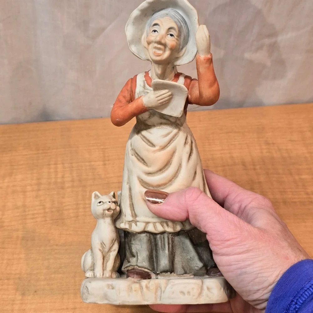 Fine Porcelain Old Woman with Cat Figurine Vintage‎ 7